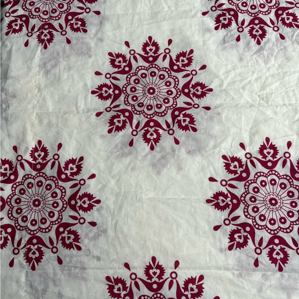 VHC Brands Mariposa Marshmallow & Fuchsia Medallion Shower Curtain 72 x 72 NWOT
